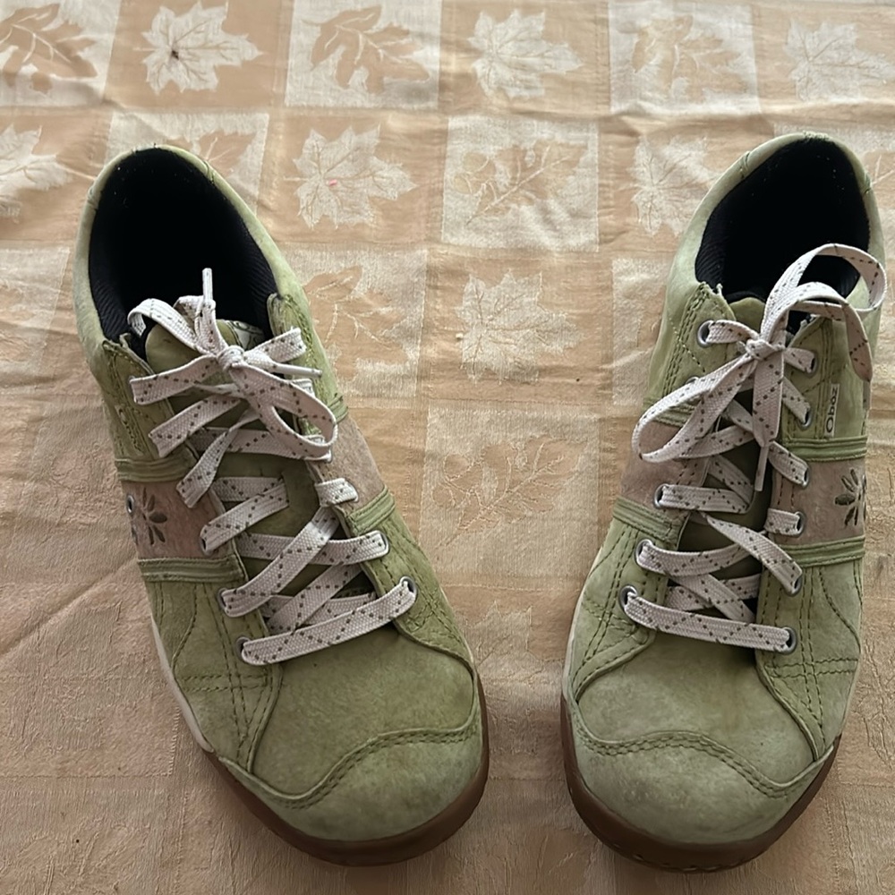 Oboz green with flower detail. Size 11